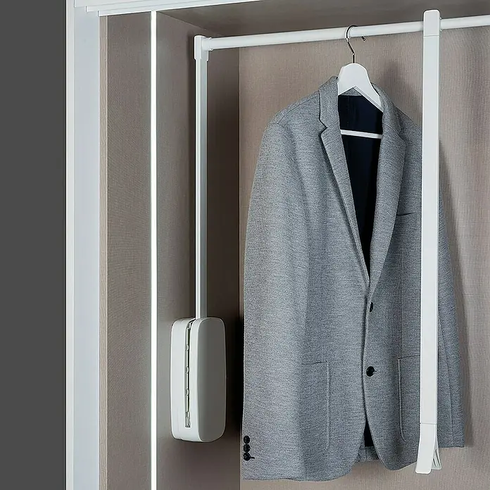 Emuca Colgador para ropa Sling - Ajuste de la anchura: 830 mm - 1.150 mm, Blanco, Carga límite balda: 12 kg - Elevador de armario con chaqueta gris. El elevador de ropa es blanco y cuelga de una barra en el armario. Solución práctica.