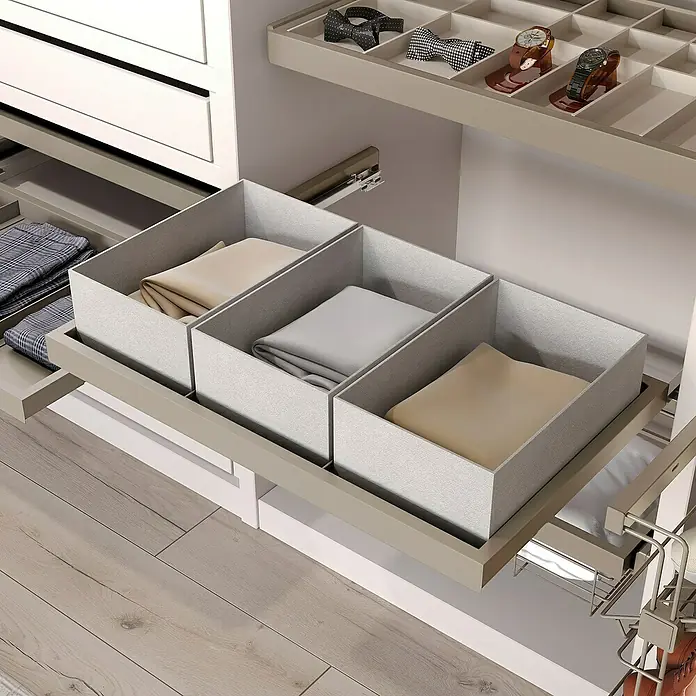 Emuca Schrank-Organisator Hack - L x B x H: 3,2 x 79,4 x 43,4 cm, Traglast: 20 kg, Grau - Organisierte Schubladen mit Stoffbehältern für Kleidung und Accessoires in einem begehbaren Kleiderschrank.