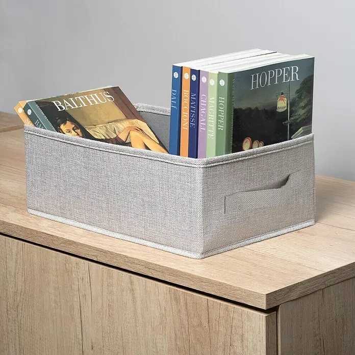 Emuca Schrank-Organisator Hack - L x B x H: 3,2 x 79,4 x 43,4 cm, Traglast: 20 kg, Schwarz - Aufbewahrungsbox aus Stoff, gefüllt mit Kunstbüchern, auf einem Holzschrank platziert. Praktisch und dekorativ.