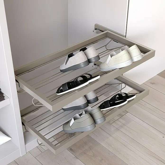 Emuca Schuhauszug - Breitenverstellung: 760 mm - 794 mm, Steingrau - Einbauschrank mit ausziehbaren Schuhregalen, auf denen graue Slipper und schwarze Sandalen liegen. Praktische Schuhaufbewahrung im modernen Design.