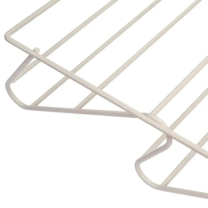 Emuca Schuhauszug - Breitenverstellung: 760 mm - 794 mm, Steingrau - Nahaufnahme eines weißen Kühlschrankregals aus Metallgitter, das durch sein schlichtes Design Funktionalität verspricht.\n
