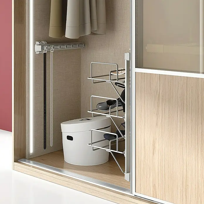 Emuca Mantelhaken Ausziehbar - L x B x H: 44,7 x 8,5 x 8 cm, Silber, Aluminium - Einblick in einen Kleiderschrank mit Organizer für Gürtel, Kleidung, Schuhe und einen weißen Behälter, der Ordnung und Funktionalität bietet.