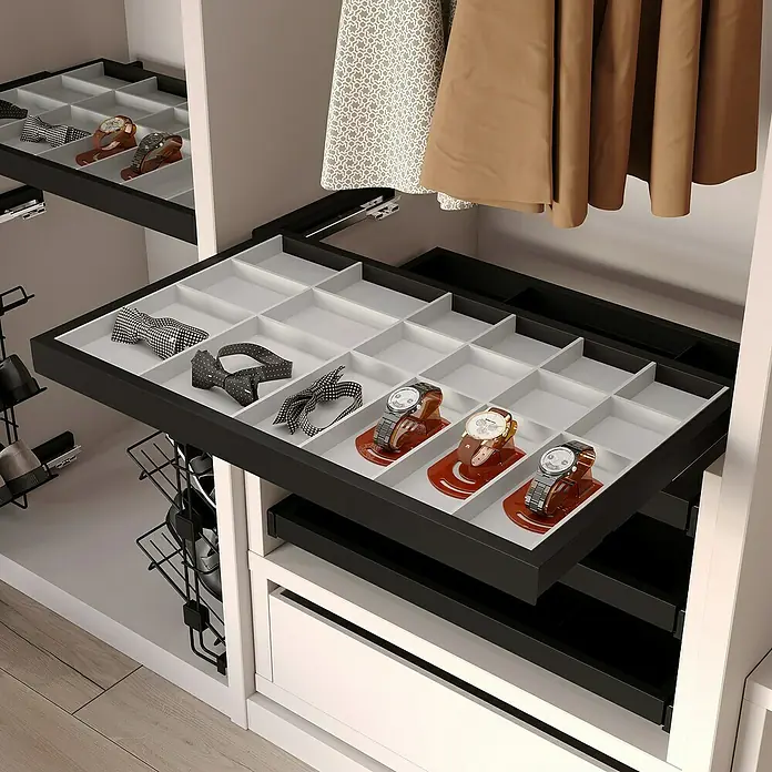 Emuca Schrank-Organisator Hack - Breitenverstellung: 560 mm - 594 mm, Schwarz/Grau - Ein eleganter Kleiderschrank mit Schubladen für Accessoires wie Fliegen und Uhren, die stilvoll präsentiert werden.
