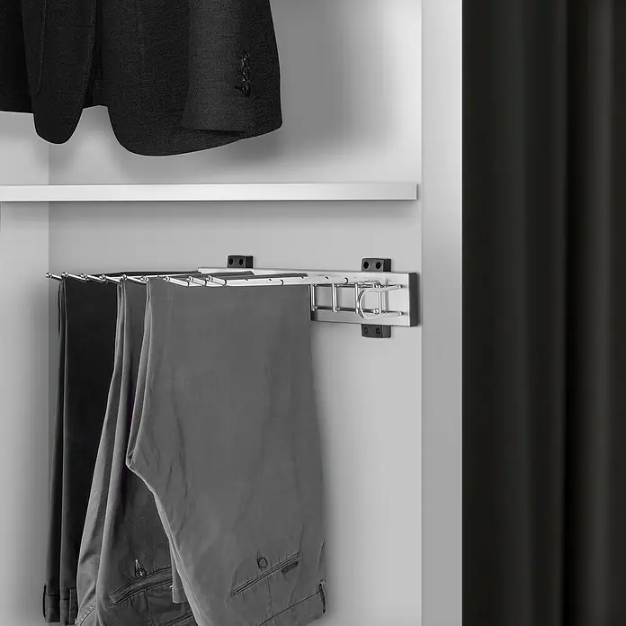 Emuca Hosenhalter Self - L x B x H: 335 x 470 x 116 mm, Rechts, Stahl, Herausziehbar - Eine Garderobe mit einer ausziehbaren Hosenaufhängung aus Metall, die ordentlich Hosen aufbewahrt, und einem eleganten Jackett.