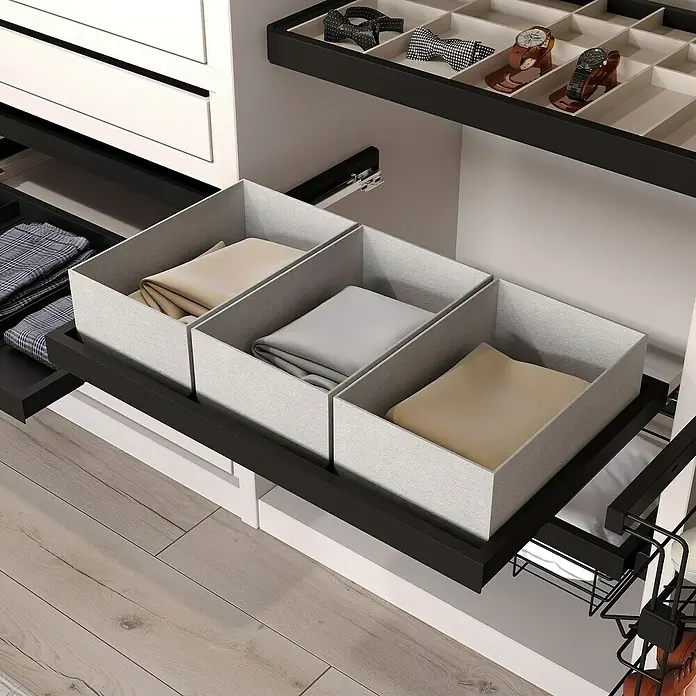 Emuca Schrank-Organisator Hack - L x B x H: 3,2 x 79,4 x 43,4 cm, Traglast: 20 kg, Schwarz - Ordnung im Kleiderschrank: Schubladen mit Stoffboxen für gefaltete Kleidung und Accessoires wie Uhren und Fliegen im Fach darüber.