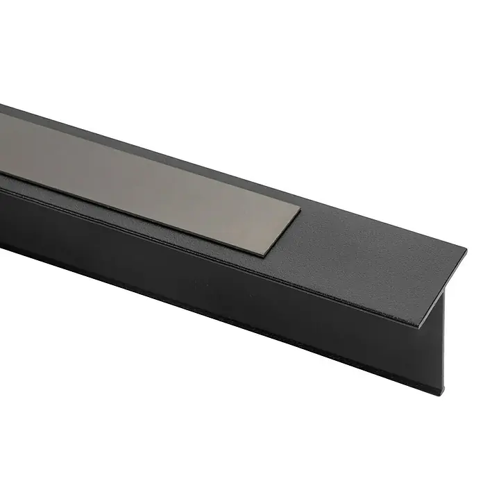 Emuca Schrank-Organisator Hack - L x B x H: 3,2 x 79,4 x 43,4 cm, Traglast: 20 kg, Schwarz - Nahaufnahme eines schwarzen magnetischen Messerhalters, der die elegante und praktische Küchenorganisation hervorhebt.