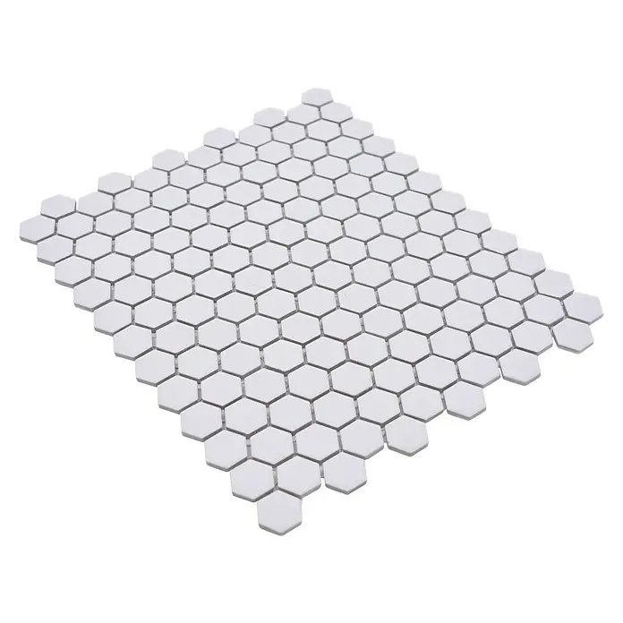 Mosaikfliese Hexagon Uni HX AT21 - 26 x 30 cm, Weiß, Matt - Das Bild zeigt ein Blatt mit weißen, sechseckigen Mosaikfliesen, ideal für Badezimmer oder Küchenrückwände, und bietet eine moderne und stilvolle Optik.