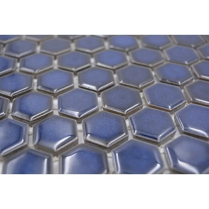 Mosaikfliese Hexagon Uni HX 260 - 26 x 30 cm, Blau, Glänzend - Nahaufnahme von blauen sechseckigen Keramikmosaikfliesen, die auf einem Netzrücken befestigt sind, perfekt für stilvolle und haltbare Oberflächen.