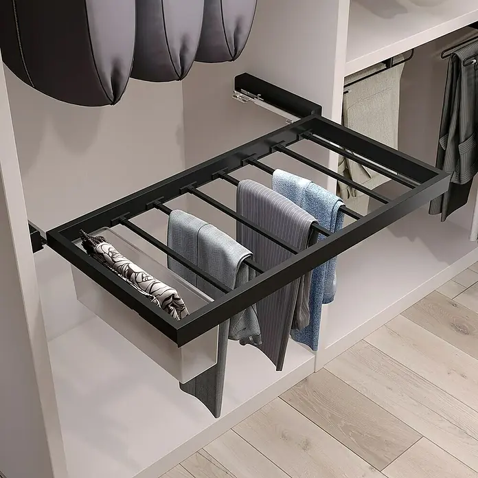 Emuca Hosenhalter Hack - Breitenverstellung: 560 mm - 594 mm, Schwarz - Ausziehbarer Hosenhalter in einem Kleiderschrank, ideal für die ordentliche Aufbewahrung von Hosen und Accessoires. Praktisches Design für mehr Ordnung.