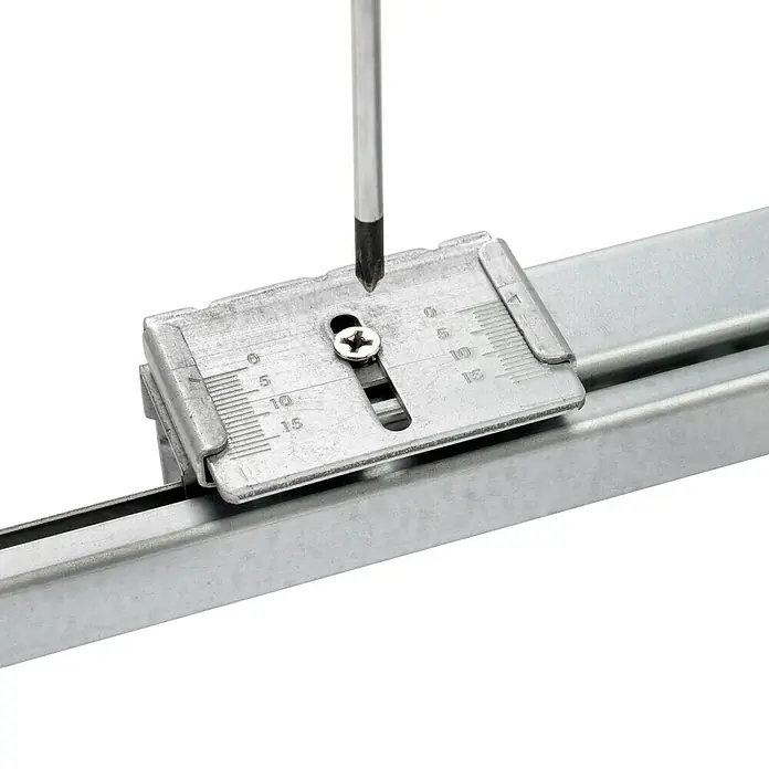 Emuca Ablagefach Hack - Breitenverstellung: 560 mm - 594 mm, Schwarz - Nahaufnahme einer justierbaren Schiene mit Schraube und Schraubendreher, ideal für präzise Montagearbeiten.