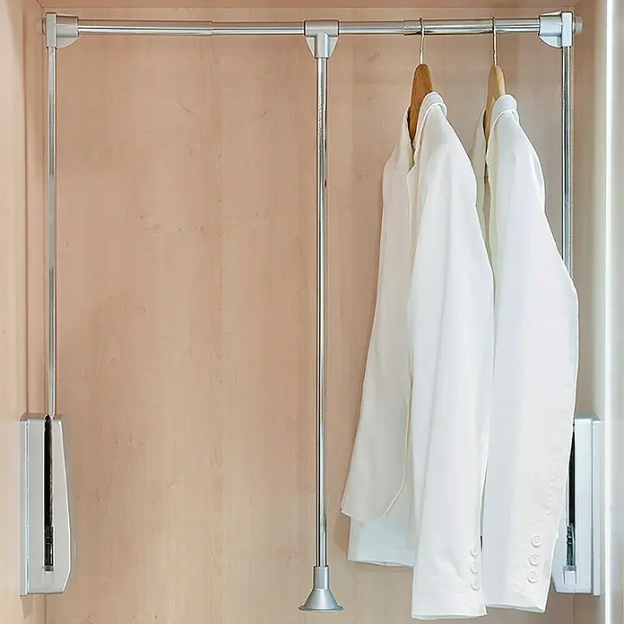 Emuca Kleiderstange Hang - Breitenverstellung: 450 mm - 600 mm, Silber - Einbauschrank mit absenkbarer Kleiderstange und zwei weißen Jacken, die an Holz Kleiderbügeln hängen.