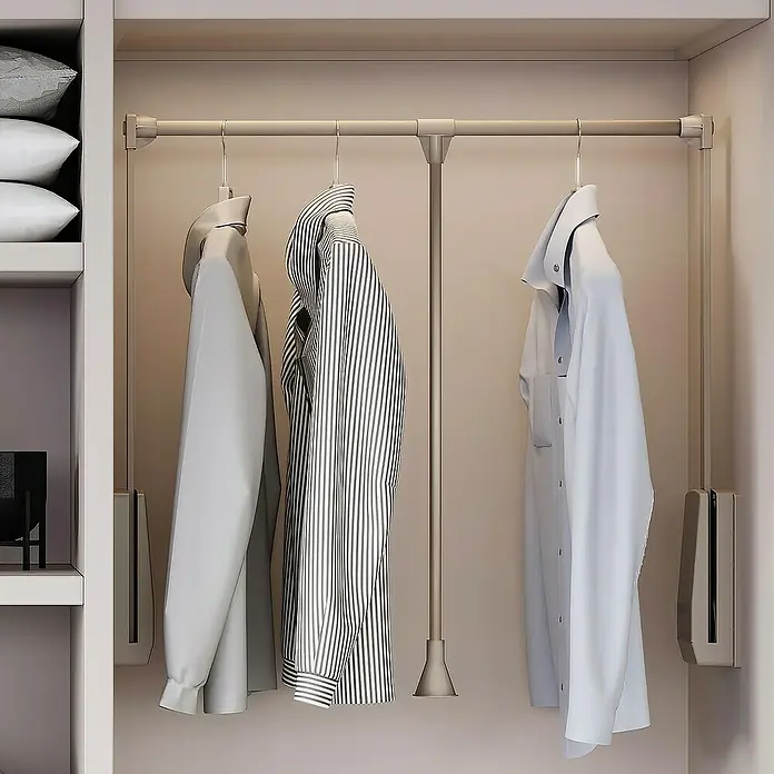 Emuca Kleiderstange Hang - Breitenverstellung: 450 mm - 600 mm, Grau - Kleiderlift mit hängenden Hemden im Kleiderschrank. Praktische Kleiderstange für mehr Stauraum und Ordnung im Schrank.