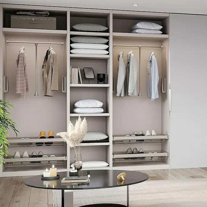 Emuca Kleiderstange Hang - Breitenverstellung: 450 mm - 600 mm, Grau - Elegantes Kleiderschranksystem mit Kleiderstangen, Ablagefächern und Schuhregalen, das Funktionalität und modernes Design vereint.