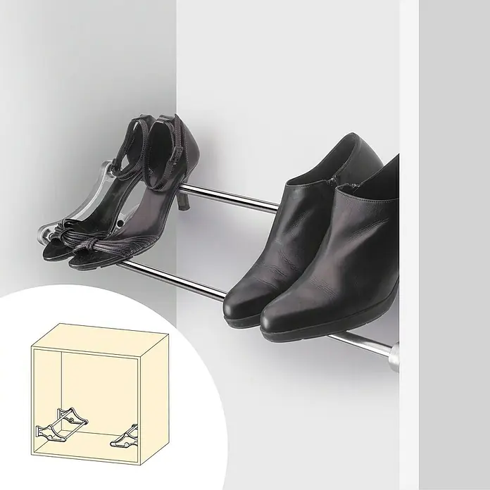 Emuca Schuhregal - Breitenverstellung: 560 mm - 1.000 mm, Silber - Schuhregal mit zwei Ablagestangen, auf denen je ein Paar schwarze Schuhe und Sandaletten abgestellt sind.