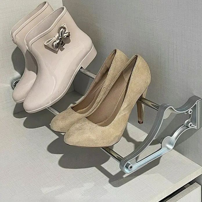 Emuca Schuhregal - Breitenverstellung: 560 mm - 1.000 mm, Silber - Schuhablage mit eleganten Stiefeln und klassischen Pumps in neutralen Farben. Praktische und stilvolle Aufbewahrung.