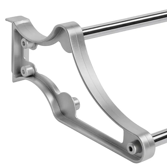 Emuca Schuhregal - Breitenverstellung: 560 mm - 1.000 mm, Silber - Nahaufnahme einer stilvollen, silberfarbenen Doppelvorhangstange mit elegant geschwungenen Halterungen vor schwarzem Hintergrund.