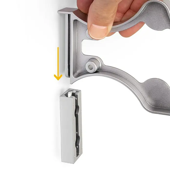 Emuca Schuhregal - Breitenverstellung: 560 mm - 1.000 mm, Silber - Metallhalterung mit Pfeil, der die Richtung der Montage anzeigt. Die Halterung ist silberfarben und besteht aus zwei Teilen.