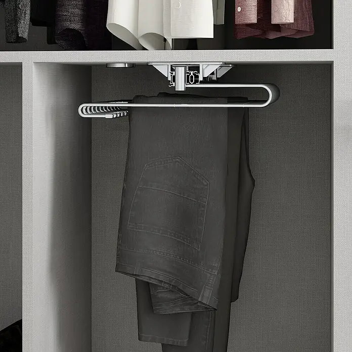 Emuca Hosenauszug - L x B x H: 345 x 470 x 85 mm, Chrome - Eine graue Hose hängt an einem Hosenbügel in einem Kleiderschrank. Der Bügel ist an einer Schwenkvorrichtung befestigt.