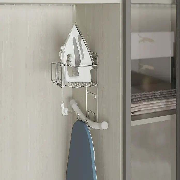 Emuca Wandendhalter für Bügeleisen und Bügelbrett - L x B x H: 200 x 200 x 380 mm, Silber - Ein Bügeleisen und ein Bügelbrett sind an einem silbernen Organizer an einer Schranktür befestigt. Ordentliche Aufbewahrung für Bügelutensilien.
