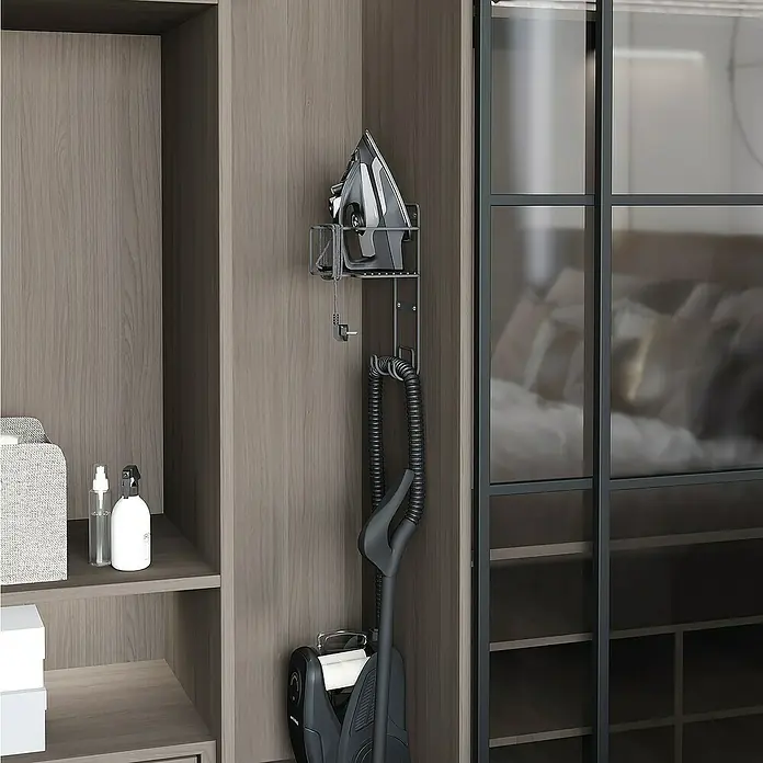 Emuca Wandendhalter für Bügeleisen und Bügelbrett - L x B x H: 200 x 200 x 380 mm, Anthrazitgrau - Das Bild zeigt eine stilvolle Aufbewahrungslösung für ein Bügeleisen und einen Staubsauger in einem modernen Kleiderschrank. Praktische Raumnutzung.