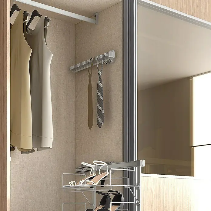 Emuca Krawattenhalter seitlich ausziehbar - Aluminium, Herausziehbar - Einblick in einen Kleiderschrank mit hängenden Kleidern, Krawatten und Schuhregalen, die eine organisierte Aufbewahrungslösung bieten.