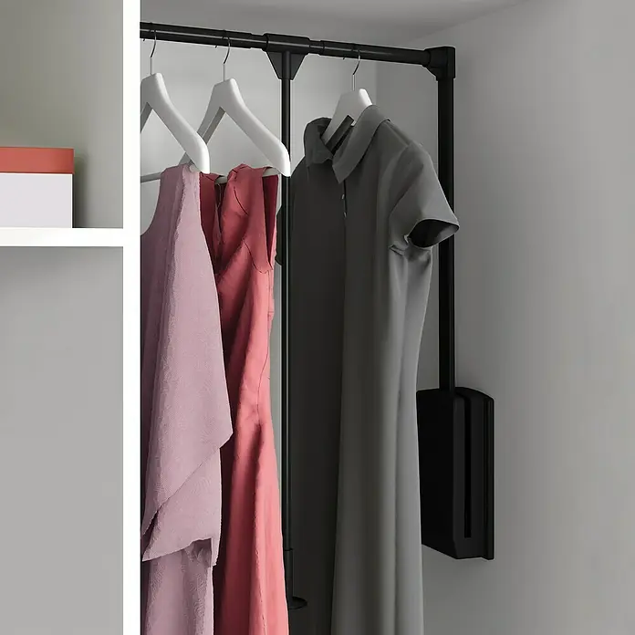 Emuca Kleiderstange Hang - Breitenverstellung: 830 mm - 1.150 mm, Schwarz - Kleiderlift mit daran hängenden Kleidern in einem Schrank. Der Kleiderlift ist schwarz, die Kleider sind rosa und grau.