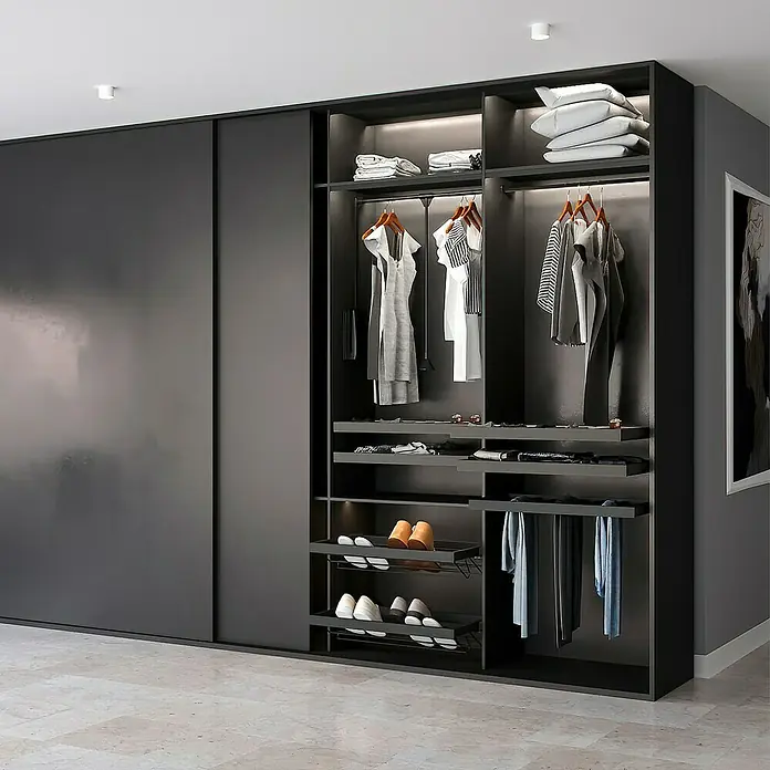 Emuca Kleiderstange Hang - Breitenverstellung: 830 mm - 1.150 mm, Schwarz - Modern begehbarer Kleiderschrank in dunklen Farbtönen mit Schiebetüren und Innenbeleuchtung, bietet viel Stauraum für Kleidung, Schuhe und Accessoires.