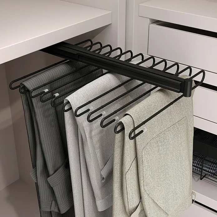 Emuca Hosenauszug - L x B x H: 345 x 470 x 85 mm, Schwarz - Hosen hängen ordentlich an einem ausziehbaren Hosenhalter im Schrank, der eine praktische und platzsparende Aufbewahrung ermöglicht.
