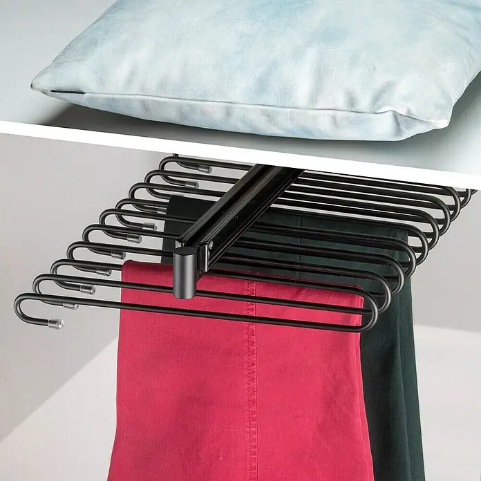 Emuca Hosenauszug - L x B x H: 345 x 470 x 85 mm, Schwarz - Kleiderbügel zur Hosenaufbewahrung im Schrank mit roter und grüner Hose. Platzsparend und ordentlich.