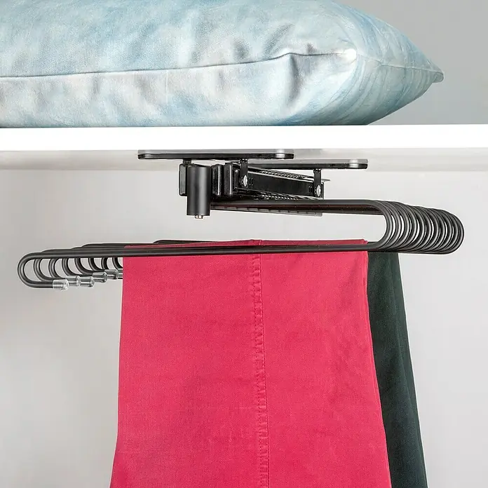 Emuca Hosenauszug - L x B x H: 345 x 470 x 85 mm, Schwarz - Ein ausziehbarer Hosenbügelhalter aus Metall mit mehreren Hosen in einem Kleiderschrank mit einem Kissen darauf.