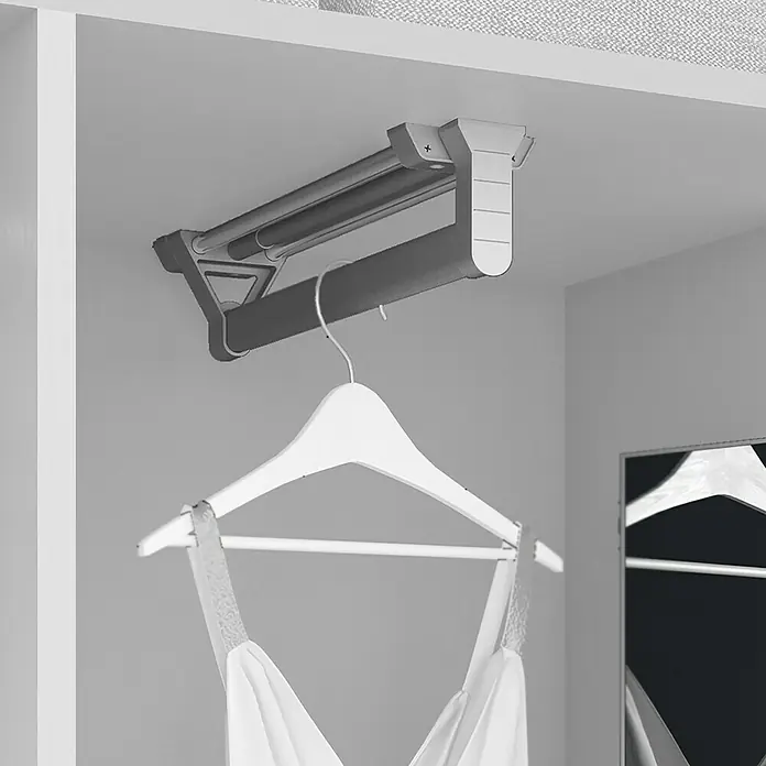 Emuca Kleiderstange ausziehbar - Breitenverstellung: 348 mm - 700 mm, Matt eloxiert - Graues, versenkbares Kleiderstangensystem im Schrank mit einem weißen Kleiderbügel und einem weißen Kleid daran. Ideal für die Organisation von Kleidung.