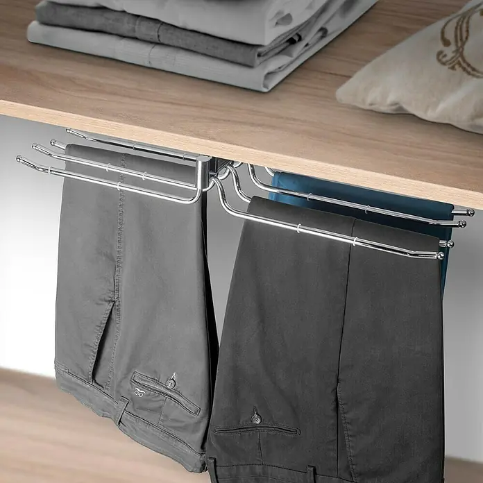 Emuca Hosenauszug Self - L x B x H: 470 x 665 x 107 mm, Silber - Ein Chrom-Hosenhalter ist unter einem Regal befestigt, an dem mehrere Hosen hängen. Der Hosenhalter ist eine praktische Aufbewahrungslösung.