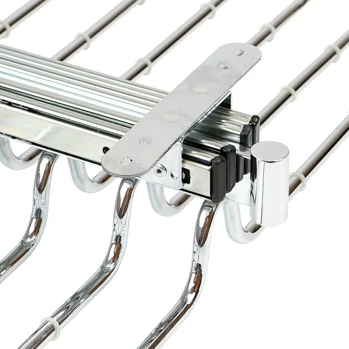 Emuca Hosenauszug Self - L x B x H: 470 x 665 x 107 mm, Silber - Detailaufnahme eines Hosenhalters mit Auszugvorrichtung für den Kleiderschrank, um Hosen knitterfrei aufzubewahren.