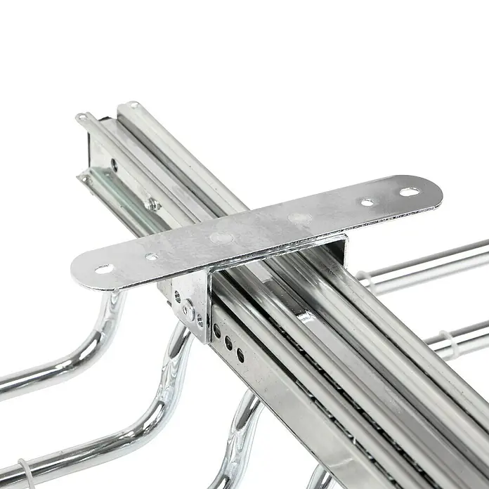 Emuca Hosenauszug Self - L x B x H: 470 x 665 x 107 mm, Silber - Detailaufnahme eines ausziehbaren Kleiderbügelhalters aus Metall, ideal für die Organisation von Kleidung in Schränken und Ankleidezimmern.