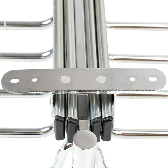 Emuca Hosenauszug Self - L x B x H: 470 x 665 x 107 mm, Silber - Detailaufnahme eines verchromten Kleiderständers mit Halterung, ideal für die stilvolle Aufbewahrung von Kleidung.