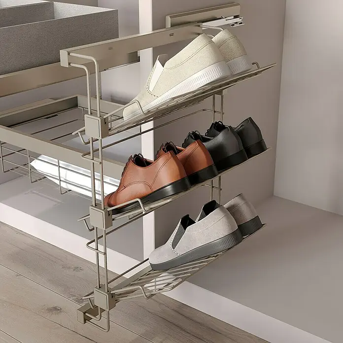 Emuca Schuhregal Hack - Breitenverstellung: 280 mm - 320 mm, Links, Steingrau, Anzahl Fächer: 2 Stk. - Ein ausziehbarer Schuhschrank mit mehreren Regalen, auf denen verschiedene Schuhe unterschiedlicher Art und Farbe stehen.