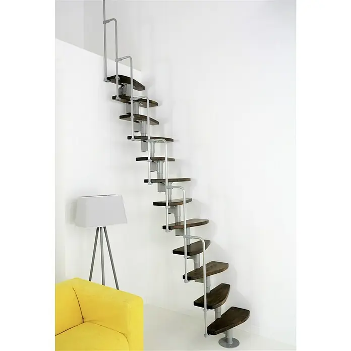 Minka Raumspartreppe Monaco - Breite: 60 cm, Grau, Farbe Stufen: Buche Walnuss gebeizt, Geschosshöhe: 294 cm - Bild einer modernen Raumspartreppe aus Holz und Metall, die sich spiralförmig an einer weißen Wand hochwindet.