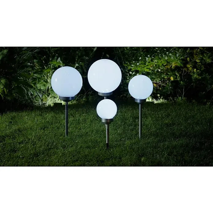 BAUHAUS Solar-Kugelleuchte FaraErdspieß, Durchmesser: 30 cm, Höhe: 73 cm, LED, 8 h - Gartenambiente mit vier leuchtenden Kugel-Gartenleuchten. Diese dekorativen Leuchten spenden warmes Licht und sind ideal für den Außenbereich.