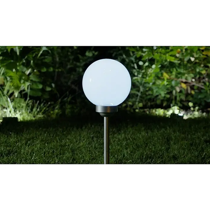 BAUHAUS Solar-Dekoleuchte Fara - Durchmesser: 20 cm, Höhe: 52,3 cm, LED - Eine leuchtende Kugelleuchte aus Edelstahl erhellt einen Garten. Die Gartenleuchte ist modern und erzeugt ein angenehmes Licht im Dunkeln.