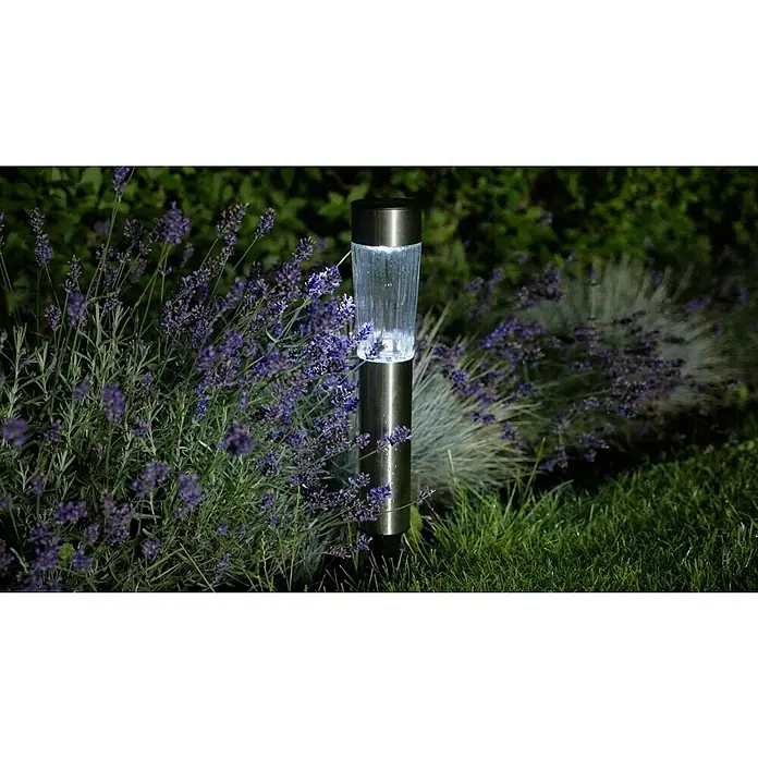 BAUHAUS Solar-Erdspieß Big Glas - 0,12 W, Transparent, Nickel, IP44, 6 lm - Ein eleganter Solarstrahler aus Edelstahl leuchtet inmitten von Lavendelbüschen und Gras und erhellt den Garten dezent.