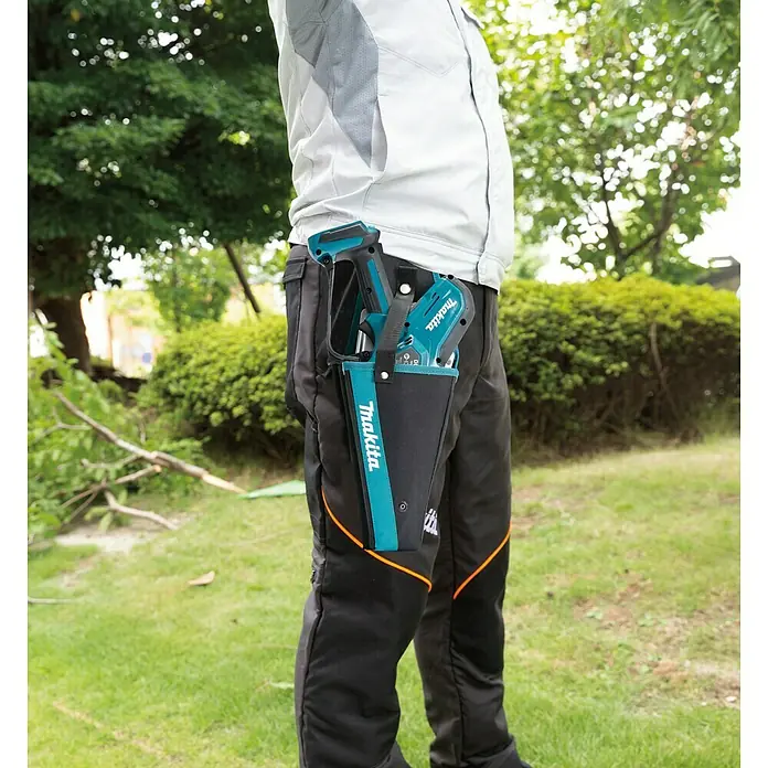 Makita Holster - Passend für: Makita Astsägen - Nahaufnahme einer Person mit einer Makita Astschere in einem Holster am Gürtel, ideal für Gartenarbeiten und Baumpflege.