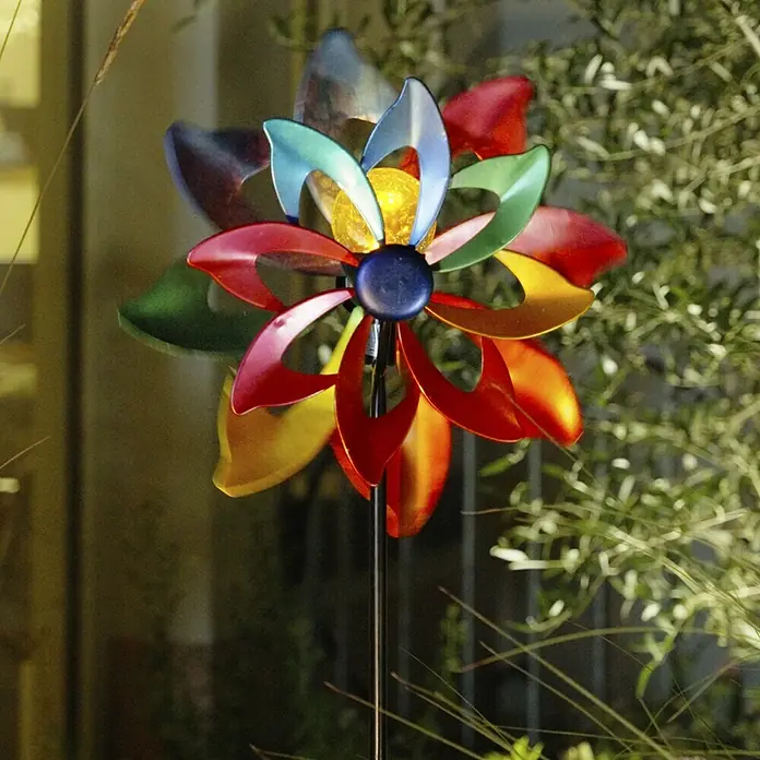 BAUHAUS Solar-Erdspieß WINDSPINNER - 0,06 W, L x B x H: 16 x 38,5 x 137 cm, Bunt, IP44, 1 lm - Buntes Windrad mit Solarlicht im Garten, das bei Dämmerung leuchtet und für eine fröhliche Atmosphäre sorgt.