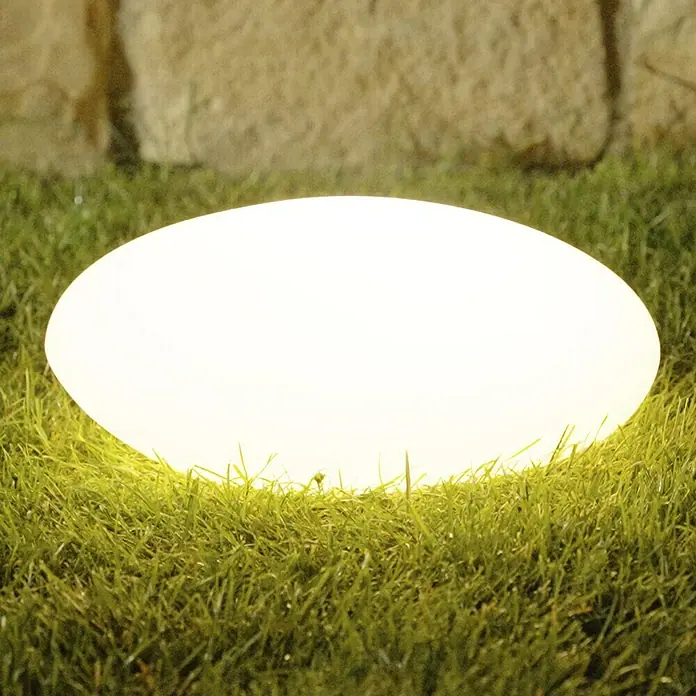 LED-SolarsteinWeiß, L x B x H: 30 x 40 x 16 cm - Stimmungsvolle ovale Gartenleuchte auf Rasen. Das sanfte Licht der Lampe sorgt für eine angenehme Atmosphäre im Außenbereich.