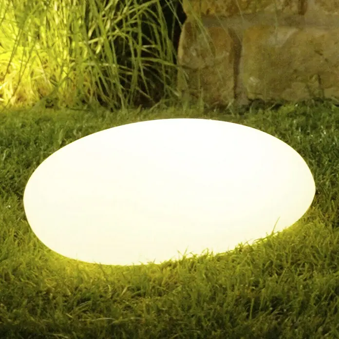 Solar-Dekoleuchte - Weiß, L x B x H: 36 x 50 x 19,5 cm - Stimmungsvolle ovale Gartenleuchte auf Rasen, die ein warmes, einladendes Licht verbreitet. Ideal für Gartenpartys und entspannte Abende im Freien.