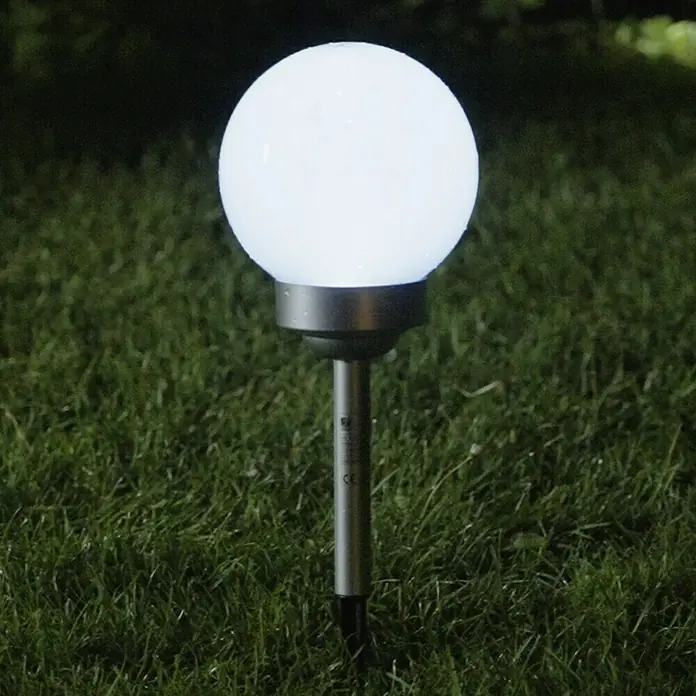 BAUHAUS Solar-Dekoleuchte Fara - Durchmesser: 15 cm, Höhe: 47,5 cm, LED - Nahaufnahme einer leuchtenden Solar-Gartenkugel aus Edelstahl, die eine sanfte Beleuchtung für den Außenbereich bietet.