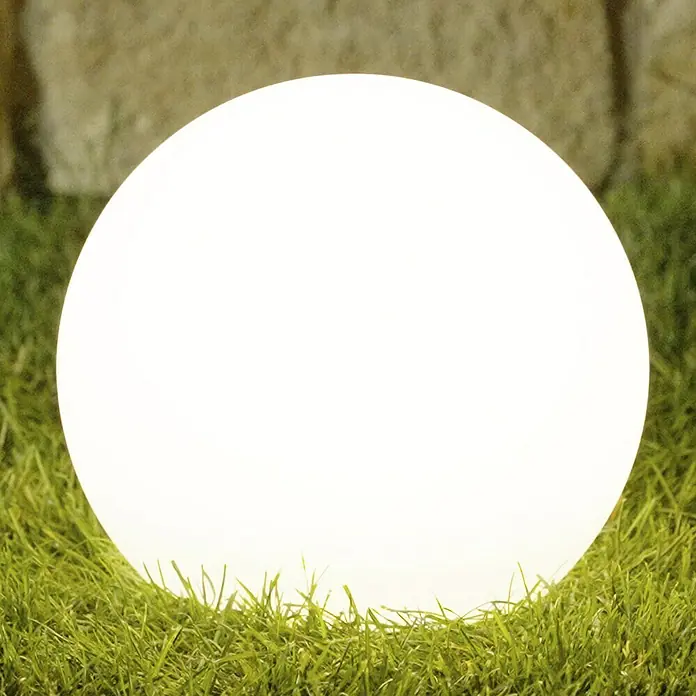 LED-Solar-DekoleuchteWeiß, 30 x 27 cm - Eine leuchtende Kugel auf grünem Gras, die als dekorative Außenleuchte dient und eine angenehme Atmosphäre erzeugt.