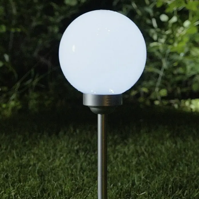 BAUHAUS Solar-Dekoleuchte Fara - Durchmesser: 20 cm, Höhe: 52,3 cm, LED - Solar-Gartenleuchte in Kugelform. Die Lampe steht auf einem Metallstab und leuchtet hell im Dunkeln. Sie sorgt für stimmungsvolle Beleuchtung.