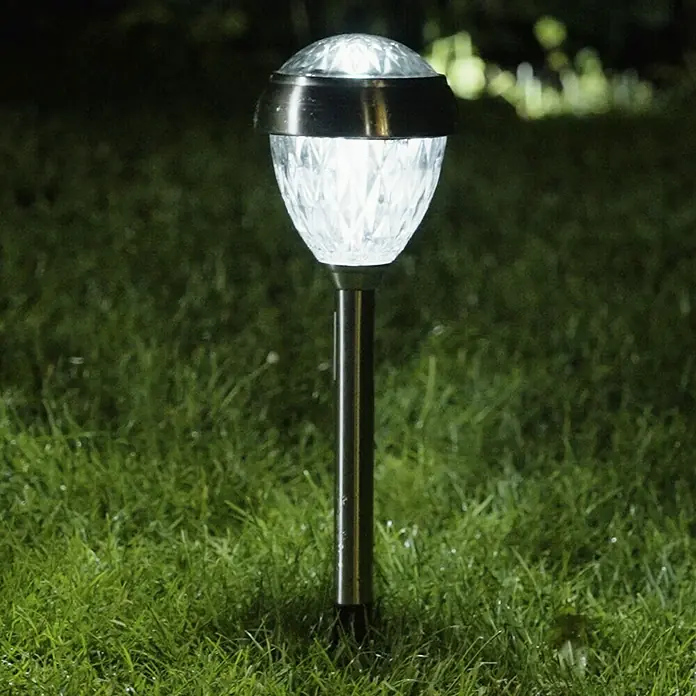 BAUHAUS Solar-Erdspieß LED - Silber, 6 lm - Nahaufnahme einer Solarleuchte im Freien.