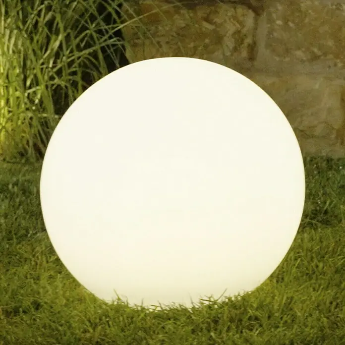 LED-Solar-DekoleuchteWeiß, 40 x 38 cm - Die leuchtende Kugel ist eine moderne Gartendekoration. Sie strahlt hell auf dem grünen Rasen und sorgt für eine stimmungsvolle Atmosphäre im Außenbereich.