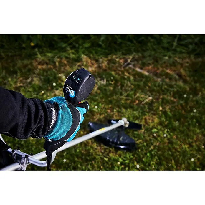 Makita LXT 18V Akku-Freischneider DUR369AZX6 - 18 V, Ohne Akku, Schnittbreite Faden: 43 cm, Schnittbreite Messer: 25,5 cm - Nahaufnahme einer Person, die einen Makita Rasentrimmer mit Akku und Bedienelementen in der Hand hält.